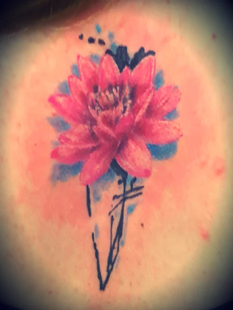 tatuaggio-fiore-stilizzato-su-schiena-tattoosways