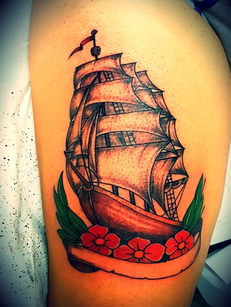 tatuaggio-veliero-stilizzato-con-fiori